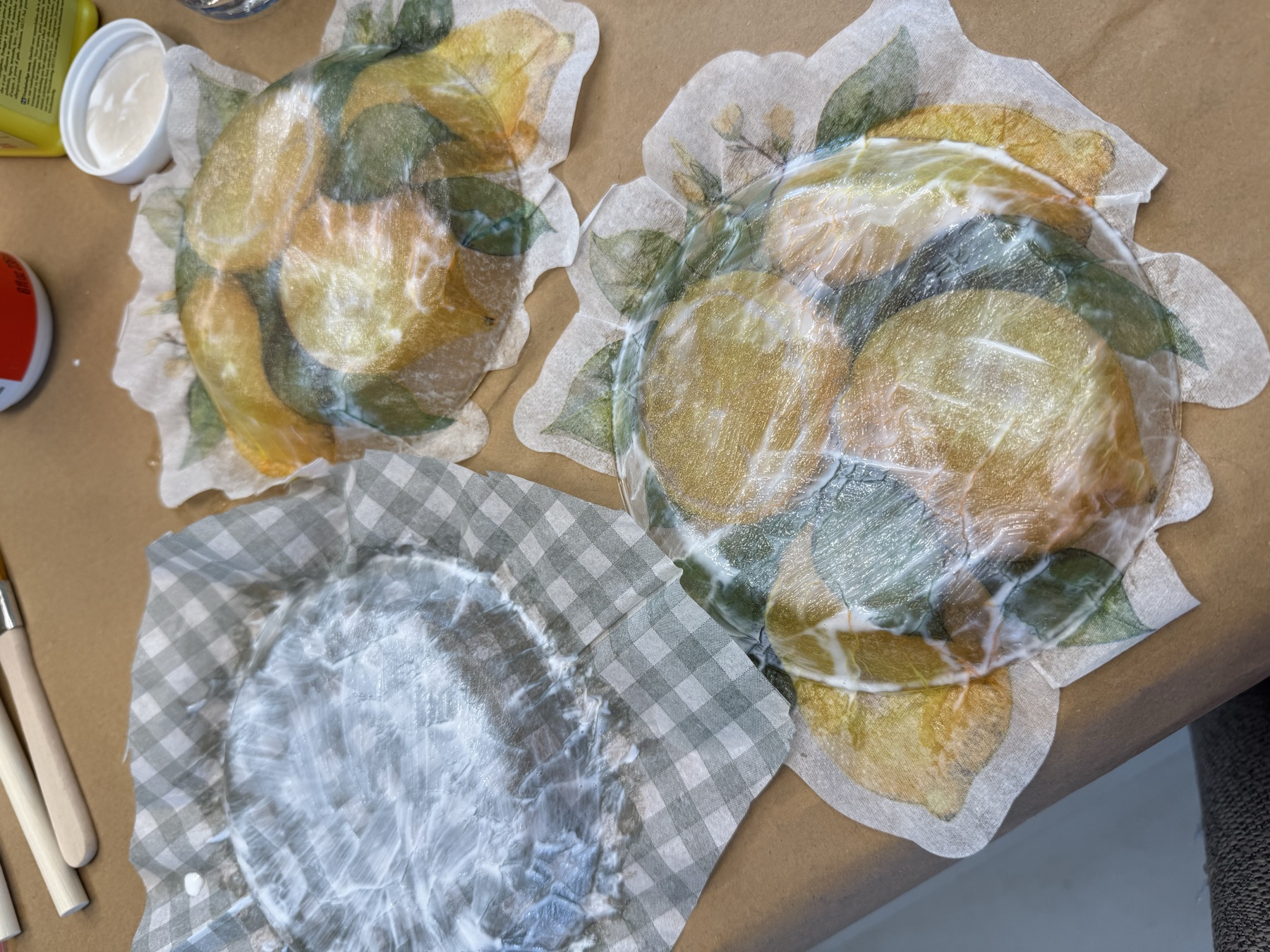 Cuencos decorados con servilletas de limones secándose sobre papel kraft