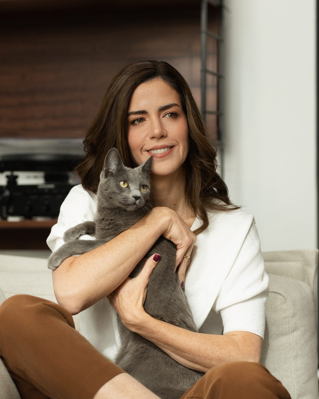 Daniela Goicoechea en casa con su gato