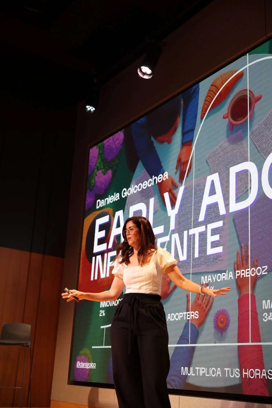 Daniela Goicoechea dando una conferencia sobre IA y early adopters